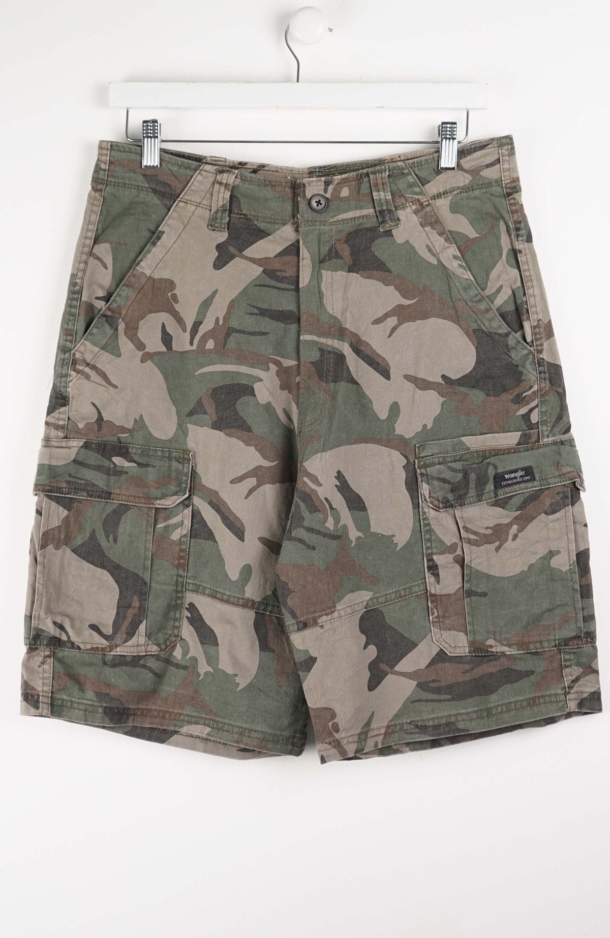 VINTAGE WRANGLER CAMO CARGO SHORTS W32